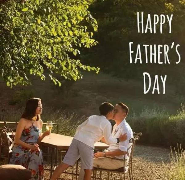 李嘉欣在香港的豪宅，別墅周圍全都是森林，一家人像與世隔絕