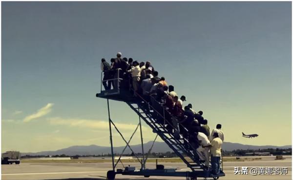 越南西貢大撤退中,美軍曾主動把直升機推下航母,這背後很有故事 越南西貢大撤退中,美軍曾主動把直升機推下航母,這背後很有故事