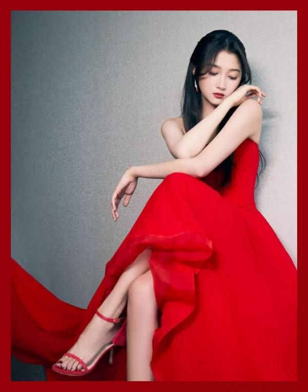 ​是我瘋了還是關曉彤真的變時髦了？