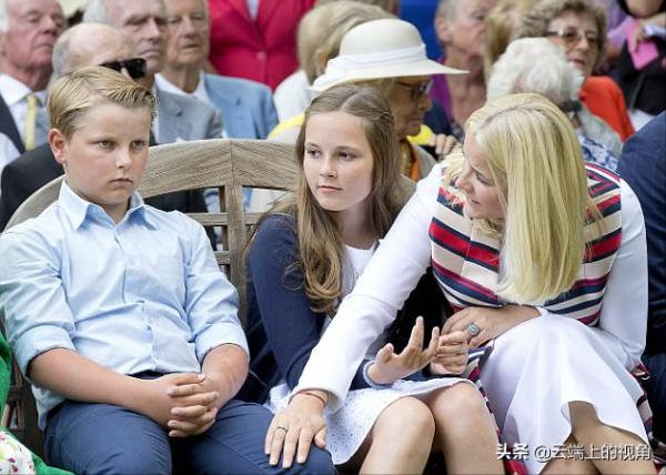 王儲扎堆聊天,兒子拖著爸爸往家走,挪威王子:爸別聊了,該走了 王儲扎堆聊天,兒子拖著爸爸往家走,挪威王子:爸別聊了,該走了