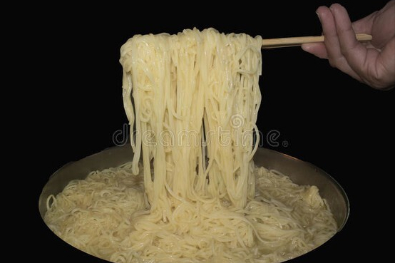 煮麵條，不要等水開才下鍋，記住2個竅門，麵條滑嫩勁道，不成坨