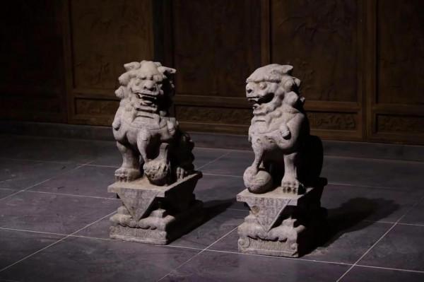 喜獅，此獅形態逼真，威武雄壯，霸氣十足，蹲坐側頭，毛髮起卷