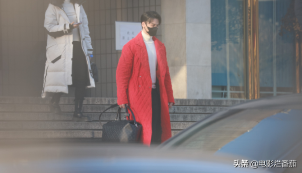 春晚四次聯排：趙麗穎一笑迷人，張小斐美目顧盼，朱一龍走路生風