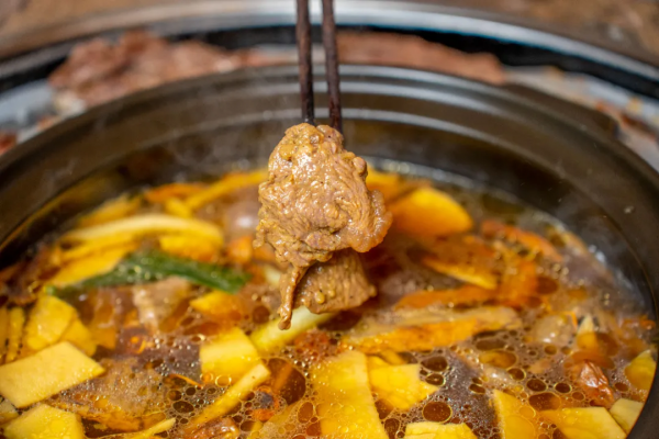 彌勒的“野蠻”牛肉館，用刀叉吃肉，蘸水秘方200萬都不賣