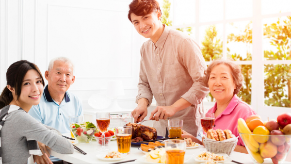 12口人聚餐，偏心母親端走孫女面前的紅燒肉，兒子：老婆，咱們走