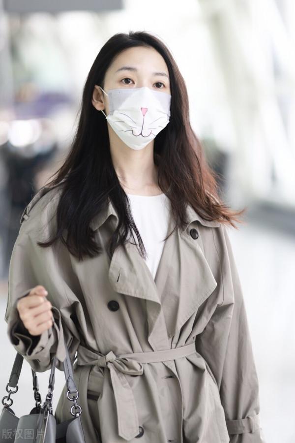 宋祖兒白色羊羔絨外套搭白鞋白褲，陳瑤內搭白色T恤，我白色襯衫