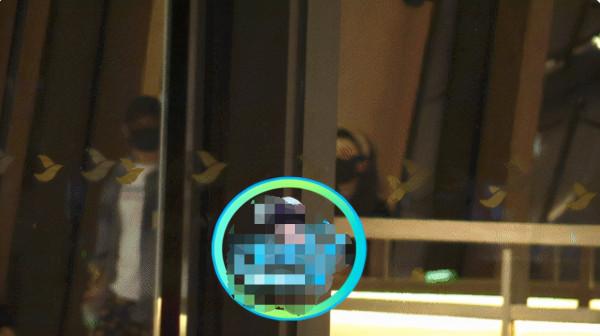 37歲文章疑曝新戀情！開百萬豪車帶辣媽同住4天，身旁小女孩矚目