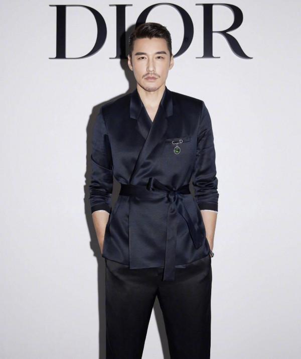 明明是親兄弟姐妹，卻一個爆紅一個落魄，都怪顏值、性格差距大？