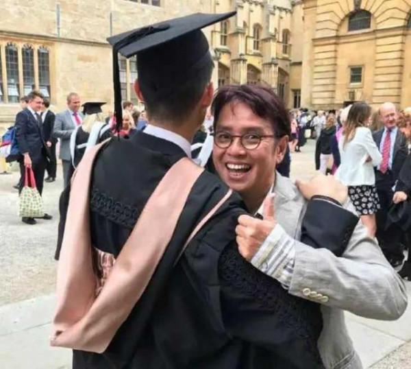 譚詠麟25歲兒子正面照:帥氣不輸明星,曾想進圈發展被父親一口回絕 譚詠麟25歲兒子正面照:帥氣不輸明星,曾想進圈發展被父親一口回絕