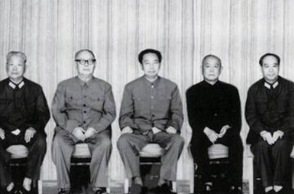 60年，毛主席緊急命汪東興回京：我身邊“鼠害”太多，趕緊回來抓