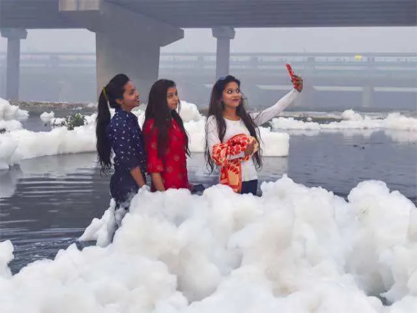 河裡漂滿有毒泡沫,印度民眾一臉從容跳進去沐浴刷牙 河裡漂滿有毒泡沫,印度民眾一臉從容跳進去沐浴刷牙