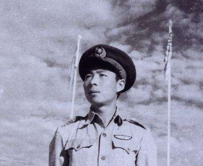 他年輕有為，不斷晉升，51歲時任空軍司令，四年後因動盪被撤職