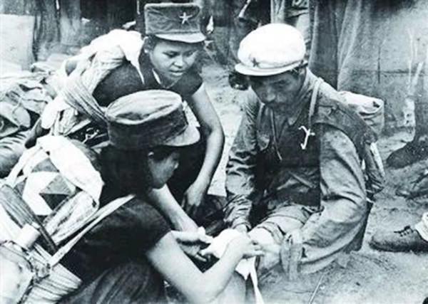 1950年，海南高檔酒店接待一批客人，得知客人身份，老闆非要退錢