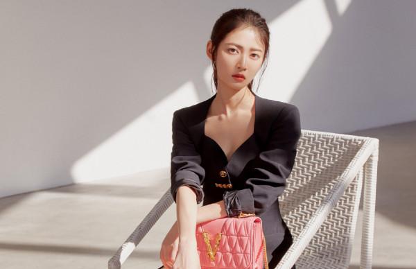 不愧是唐嫣“最寵”的藝人，穿西裝裙配刺繡短靴，筆直雙腿太搶鏡