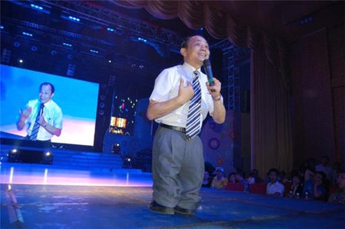 賭王堯建雲：出老千一夜贏600萬，被砍雙腿時，才想起師父那句話