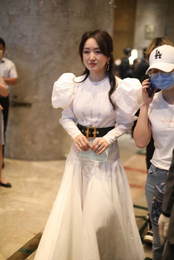 離了濾鏡的楊鈺瑩也很甜美，一襲泡泡袖長裙好顯嫩，生圖更精緻了