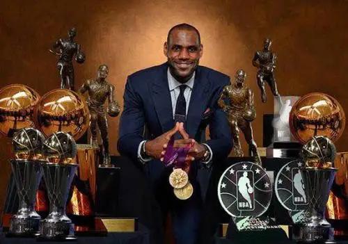 詹姆斯生涯869勝 但他勝率僅有66% 對比湯普森和倫納德 差距還是挺大 詹姆斯生涯869勝 但他勝率僅有66% 對比湯普森和倫納德 差距還是挺大