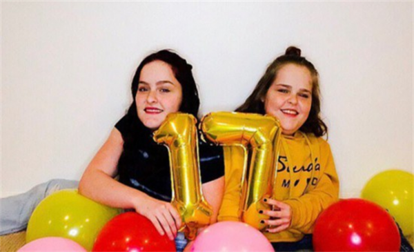 雙胞胎女嬰腹部相連醫生都說活不了，4歲做分離手術如今已滿20歲