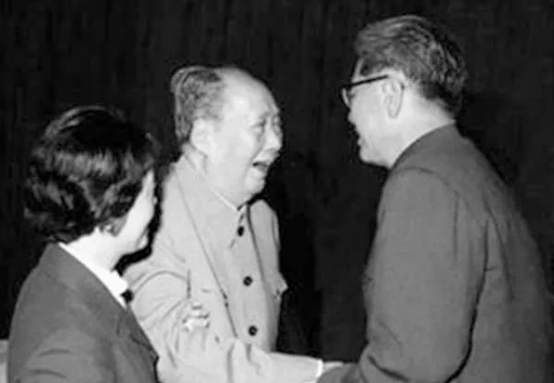 1971年喬冠華離美歸國,毛主席指示組織迎接,周恩來:我親自去接 1971年喬冠華離美歸國,毛主席指示組織迎接,周恩來:我親自去接