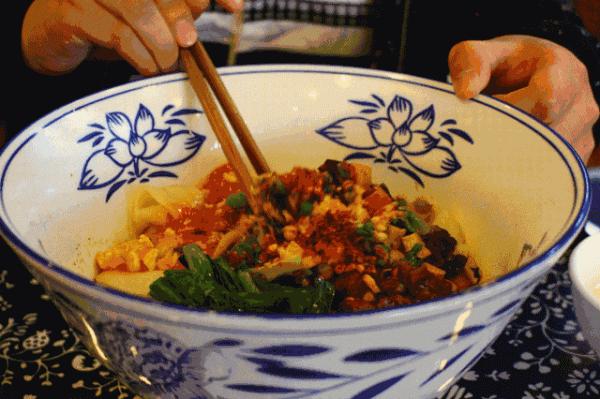 來陝西必吃的十大美食——“biangbiang面”
