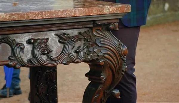 2010年他用5&period;9萬買下一張中國桌子，11年後價格漲到102萬