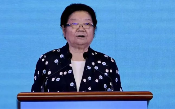 1982年顧秀蓮任中國首位女省長，主政江蘇8年，年過八旬奮戰前線