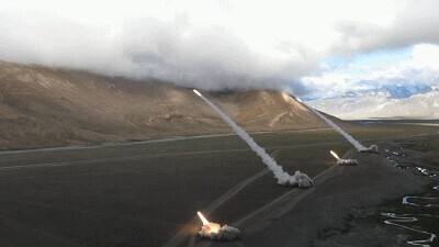 解放軍的火力不足恐懼症已治好!網友:煙花表演,不要害怕…… 解放軍的火力不足恐懼症已治好!網友:煙花表演,不要害怕……