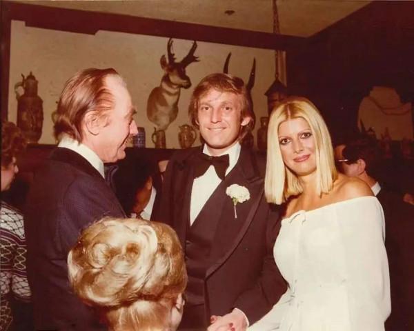 28歲伊凡娜二婚嫁特朗普,穿露肩白婚紗太驚豔,31歲特朗普也英俊 28歲伊凡娜二婚嫁特朗普,穿露肩白婚紗太驚豔,31歲特朗普也英俊