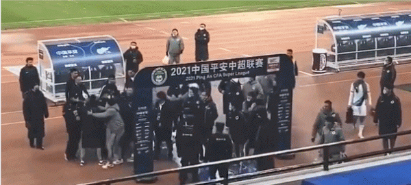 大連人圍堵裁判被重罰：楊浩宇停賽1年鄭龍6場，俱樂部罰款20萬