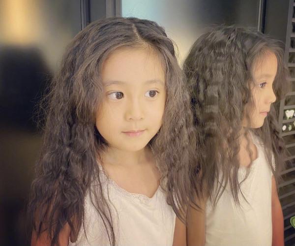 賈靜雯慶47週歲生日曬全家福!她真的好會生:三千金站那相當吸睛 賈靜雯慶47週歲生日曬全家福!她真的好會生:三千金站那相當吸睛