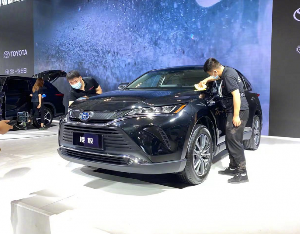 豐田中型SUV凌放實車現身！外觀酷似雷克薩斯，內飾祖傳大屏