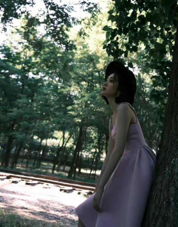 唐藝昕真時髦！穿搭滿滿的減齡感，展現好身材，清新感不輸從前