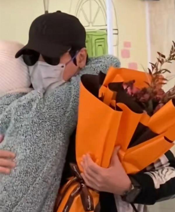 58歲羅嘉良久違回北京，直言很激動想哭，與妻子在機場相擁太甜蜜