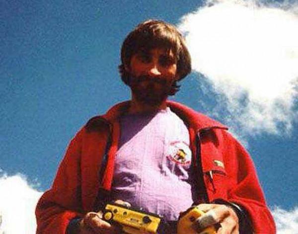 98年，美國女登山家在海拔8千米倒下，9年後有人看不下去將其安葬