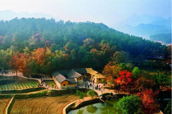 83年王光美重返毛主席故居，臨走留下一句話：您永遠的學生王光美