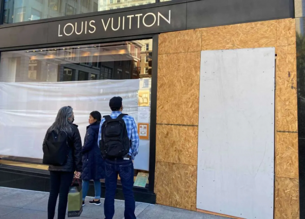 華人大叔遭搶掏槍反殺，商場被80個劫匪洗劫，美國最近太不安寧