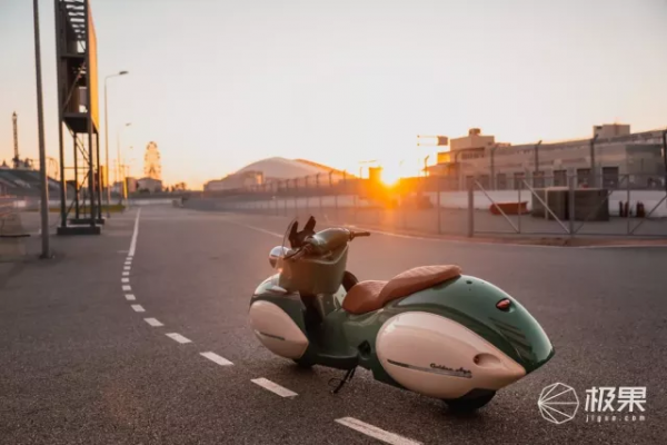 寶馬摩托變身復古機車，座椅用上“暖心”配置，冬天出行不怕凍