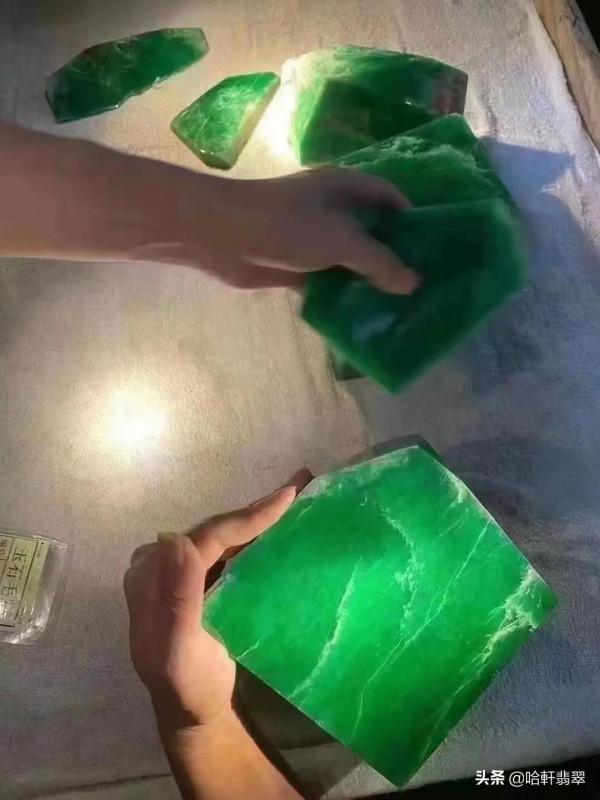 「億元翡翠俱樂部」再添一員！10片帝王綠料子以1億5千萬中標