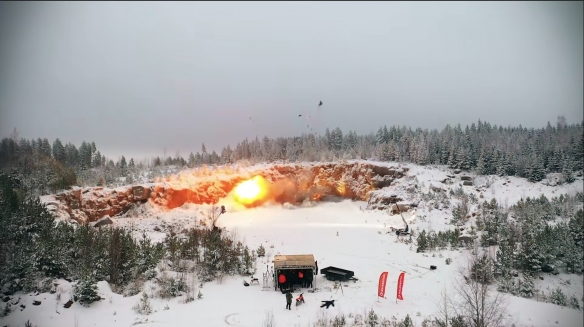 特斯拉車主不滿維修費高達2萬歐元 綁上炸藥將車炸燬 特斯拉車主不滿維修費高達2萬歐元 綁上炸藥將車炸燬