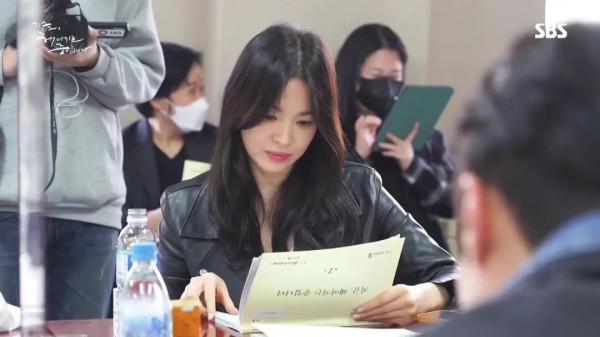 打東邊來了個宋慧喬,打西邊來了個高圓圓 打東邊來了個宋慧喬,打西邊來了個高圓圓