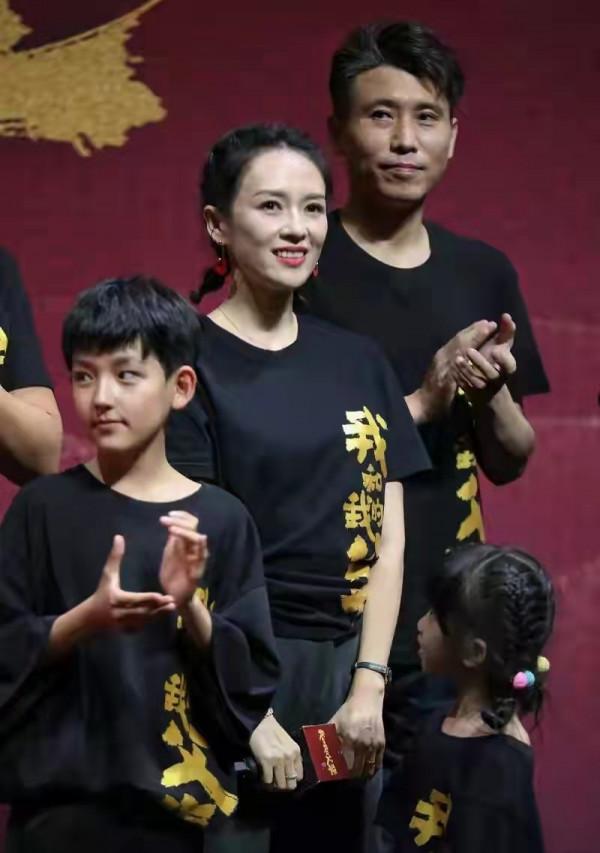 汪峰基因真強大！5歲醒醒穿黑裙神似小蘋果，淡定打針性格更像媽