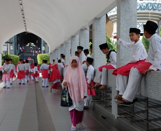 汶萊國王有7000輛豪車，馬桶黃金打造，最帥王子已有豪門準王妃