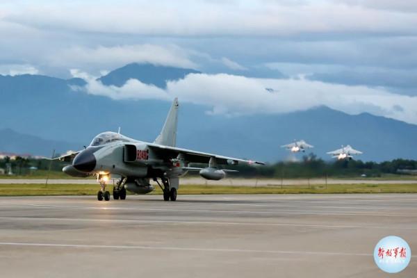 南部戰區海軍航空兵某旅跨晝夜飛行訓練