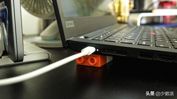 來分享 5 位作者好看又高效的桌面佈置