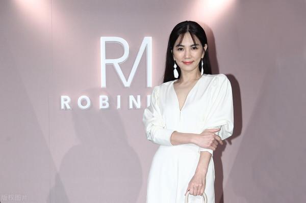 Ella陳嘉樺越來越有女神範，穿泡泡袖連衣裙溫婉雅緻，哪像假小子