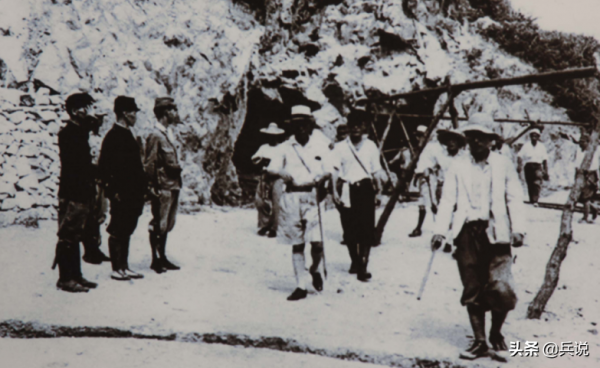 武工隊副隊長叛變，日軍獎勵女特務當老婆，八路軍用殺豬刀鋤奸