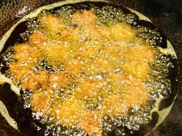 炸丸子別總加蔬菜和肉，教你河南特色“貓頭丸”，一口一個嘎嘣脆