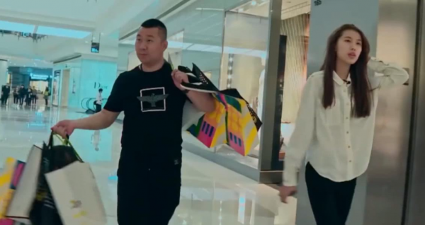 “巨嬰”劉思琦:曾每天花銷過萬,吃飯要人喂,今成為服裝設計師 “巨嬰”劉思琦:曾每天花銷過萬,吃飯要人喂,今成為服裝設計師