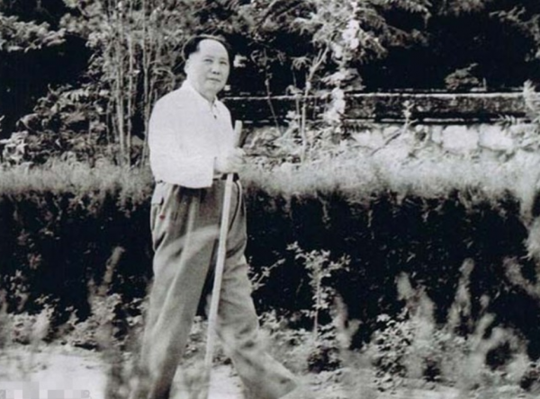 1937年劉仲容面見李宗仁,閒聊時透露:毛先生說,蔣介石阻攔不住 1937年劉仲容面見李宗仁,閒聊時透露:毛先生說,蔣介石阻攔不住