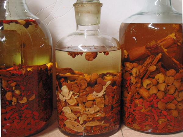 不少人總是喜歡用藥材泡酒養生,它是如何達到養生保健的效果的? 不少人總是喜歡用藥材泡酒養生,它是如何達到養生保健的效果的?